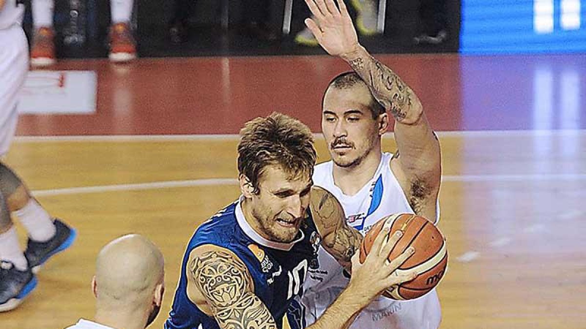 Javi Vega intenta hacerse un hueco en la zona en un choque de la pasada temporada.-ISRAEL L. MURILLO