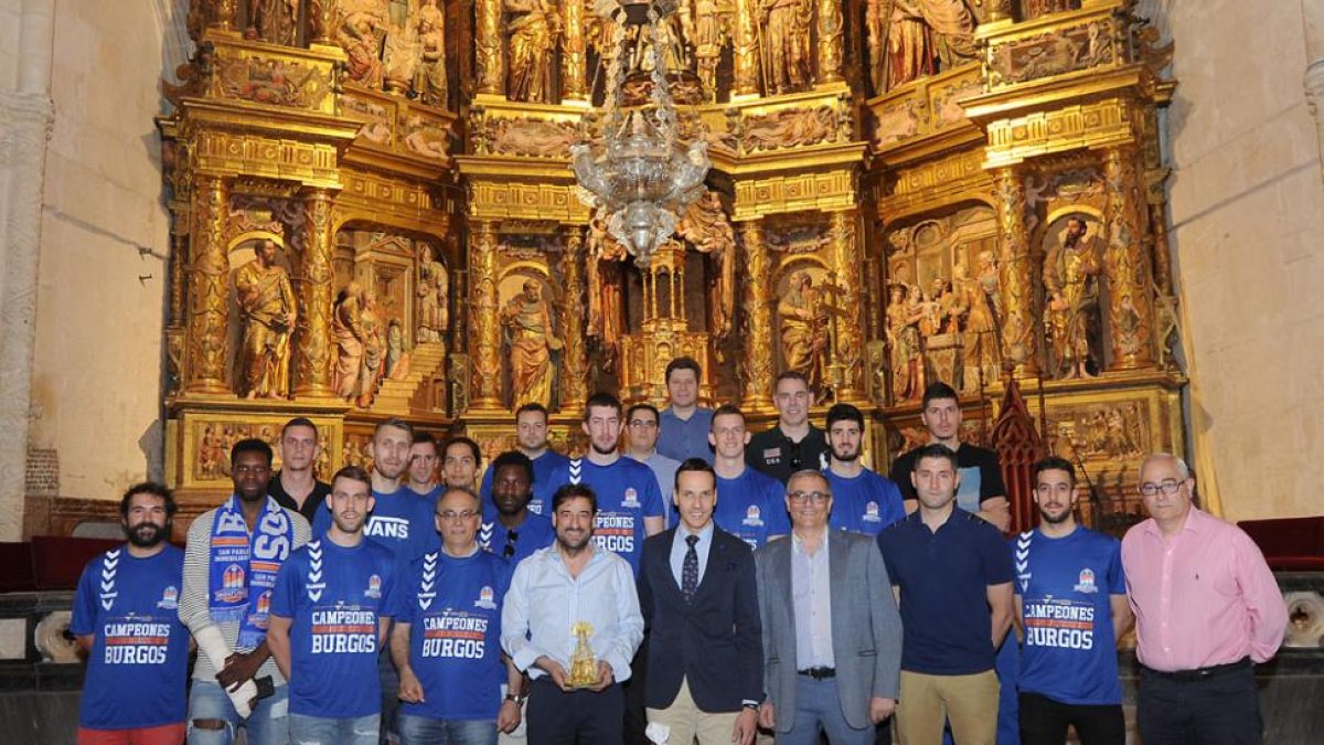 Foto de familia del CB Miraflores, ayer, en la Catedral.-ISRAEL L. MURILLO