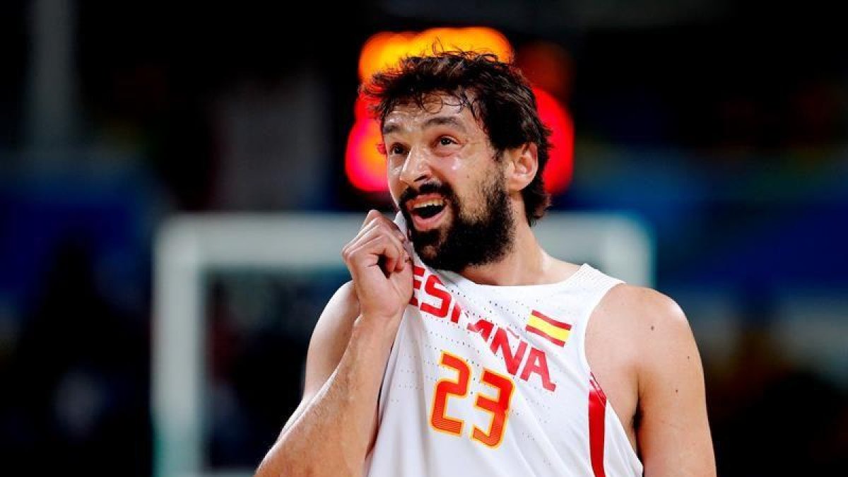 Sergio Llull de España tras una jugada ante Brasil durante un partido de baloncesto masculino de los Juegos Olímpicos Río 2016.-EFE / JORGE ZAPATA