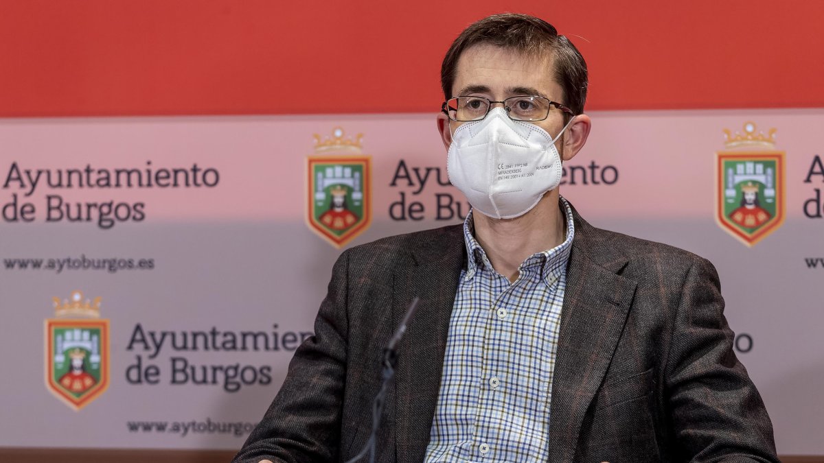 El concejal Julio Rodríguez-Vigil durante el anuncio de su dimisión. SANTI OTERO