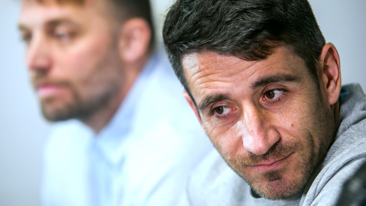 Saúl Berjón, junto a Michu en el acto de despedida. TOMÁS ALONSO