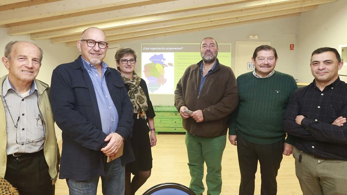 (De izq. a dch.) Vicente Heras, Salomón Ortega, Montse Fernández, Chema Alonso, José María García y Juanjo Asensio, algunas de las caras de la nueva entidad. R.OCHOA