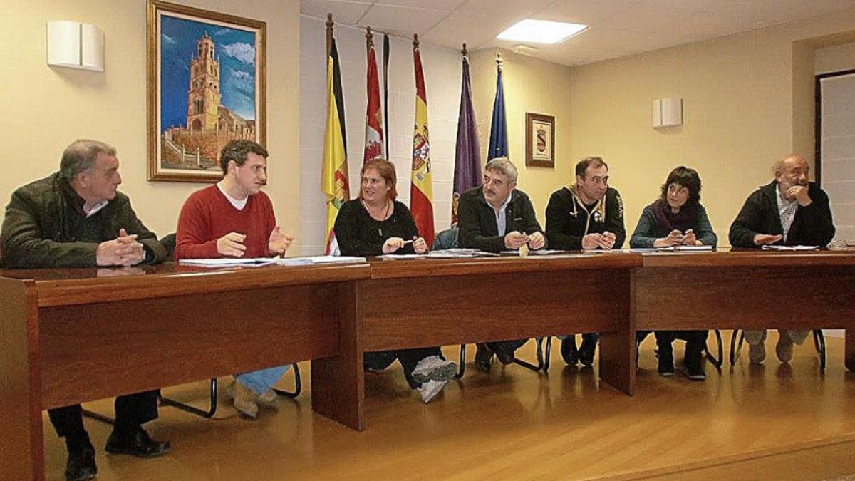 En la reunión, vecinos y responsables municipales aportaron sus ideas pues las normas actuales datan de 2004.-ECB