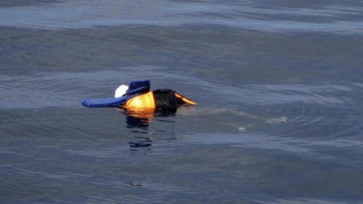 El cuerpo sin vida de un migrante ahogado, con chaleco salvavidas, flota en aguas exteriores de Libia, en una foto divulgada por la oenegé Proactiva Open Arms, el 24 de marzo.-AP