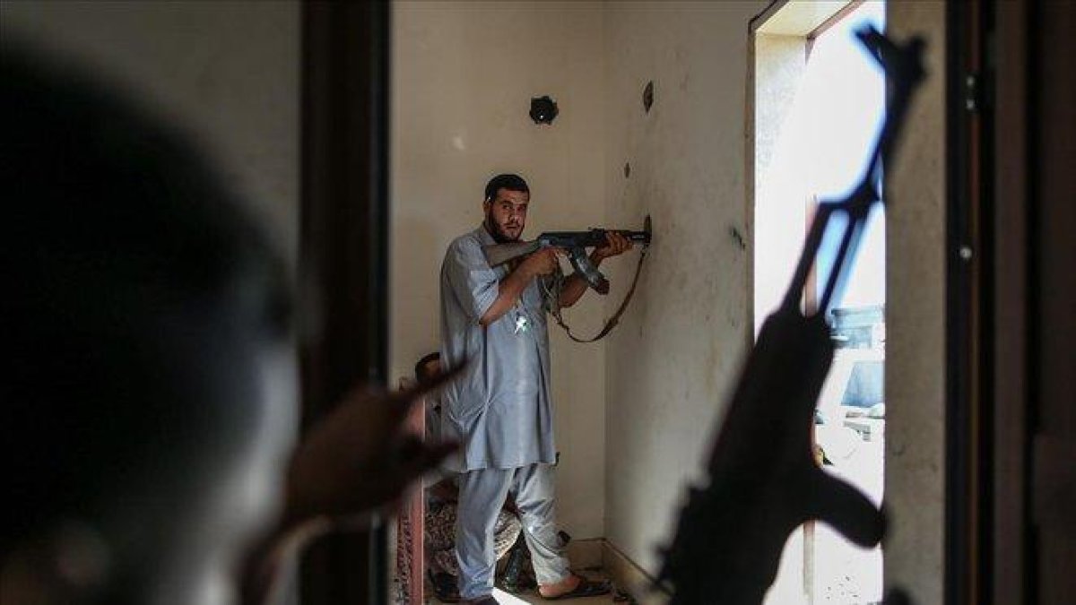 Un combatiente del Gobierno de Tripoli, que apoya la ONU, el pasado mes de agosto.-DPA