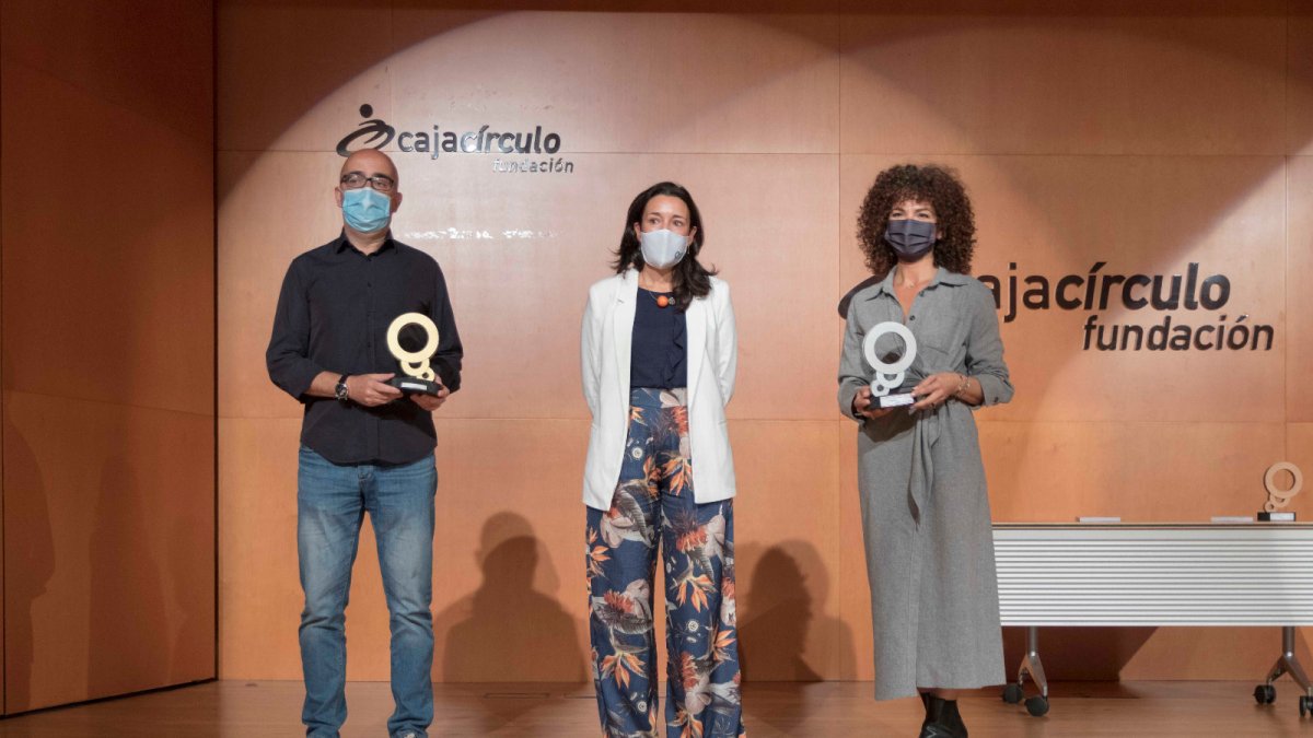 La directora general de Fundación Cajacírculo, Laura Sebastián, flanqueada por los ganadores del II Concurso de Microrrelatos. ECB