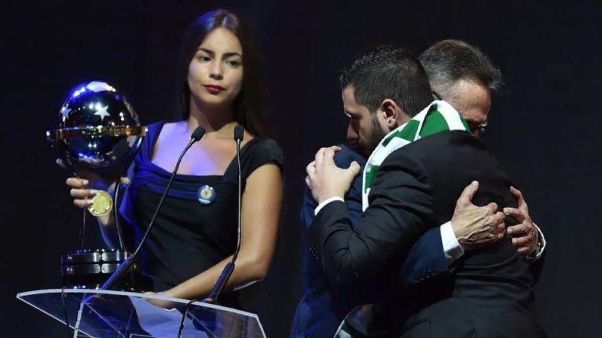 Emotiva entrega de la Copa Sudamericana al Chapecoense, en Paraguay.-AFP / NORBERTO DUARTE