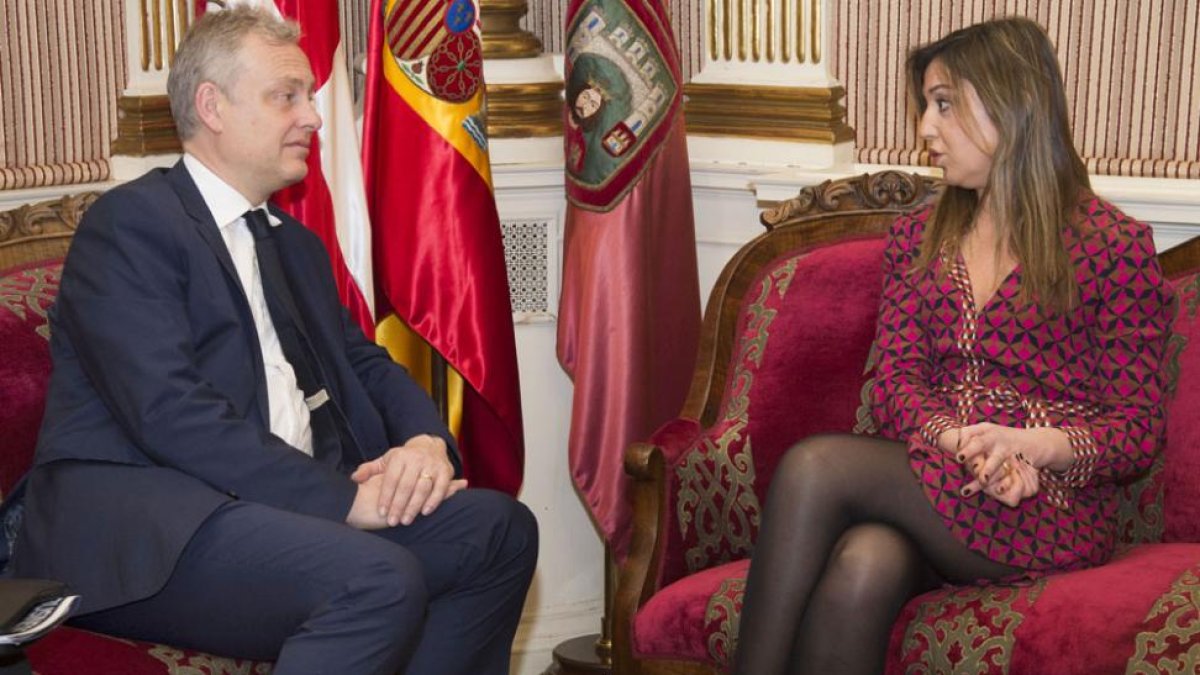 Simon Manley, embajador de Reino Unido, charlaba ayer con la teniente de alcalde Carolina Blasco.-ICAL