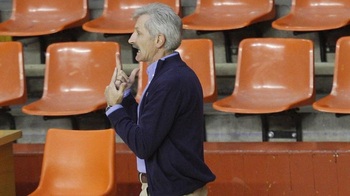 Evaristo Pérez Torices ordena a sus hombres durante un partido.-SANTI OTERO