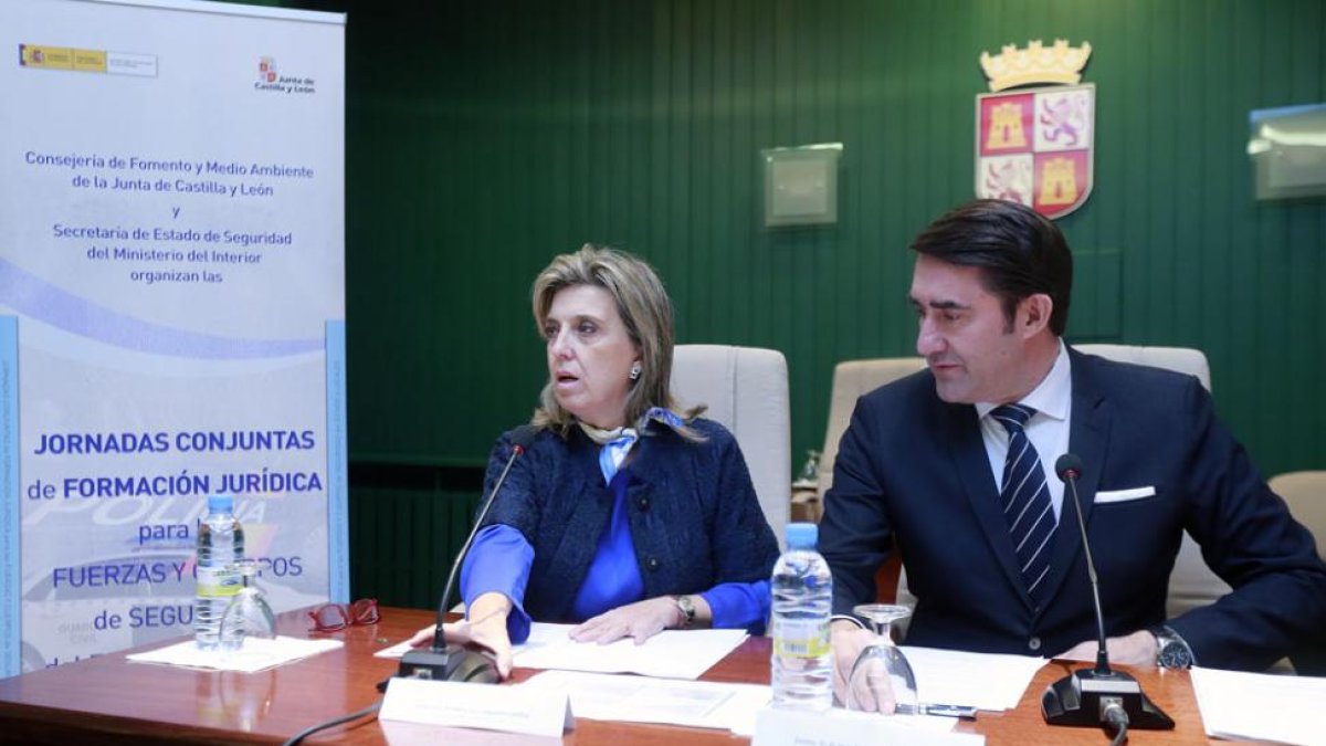 María José Salgueiro y Juan carlos Suárez Quiñones en la inauguración de las jornadas ayer en Burgos.-RAÚL OCHOA