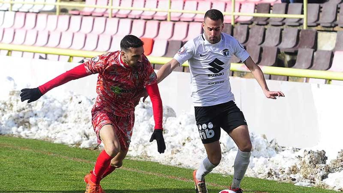 Goti protege un balón ante un jugador del Guijuelo en el choque del pasado fin de semana-Israel L. Murillo