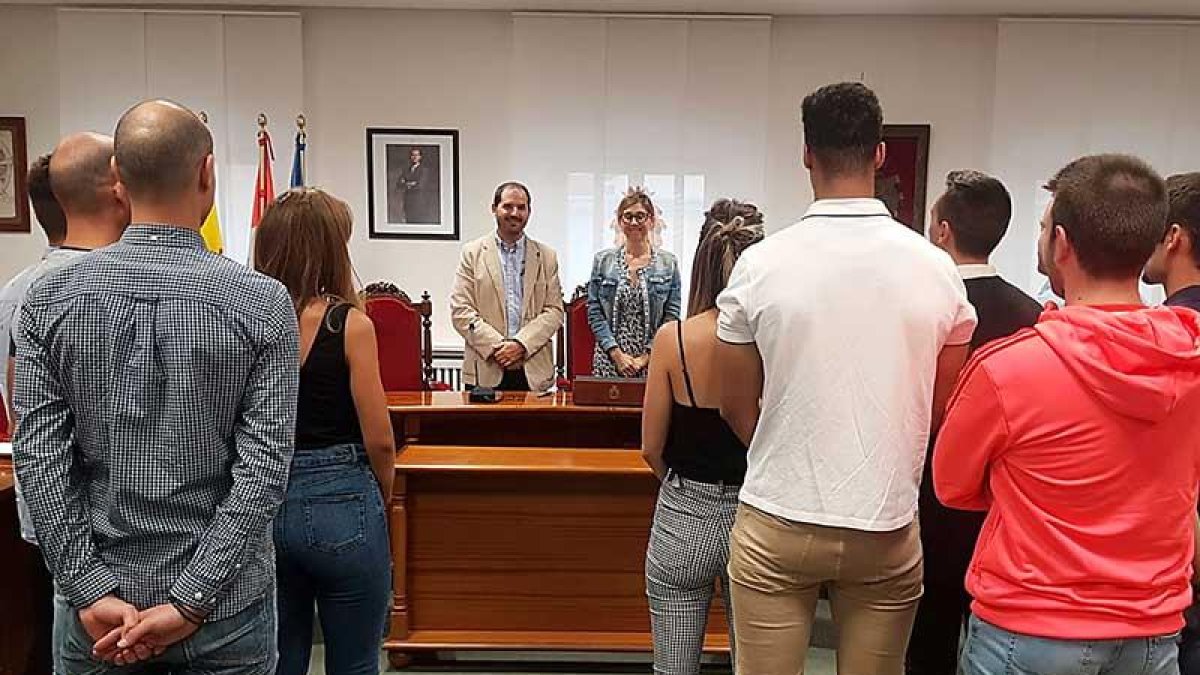 Los doce nuevos policías juraron ayer su cargo como funcionarios públicos.-L. V.