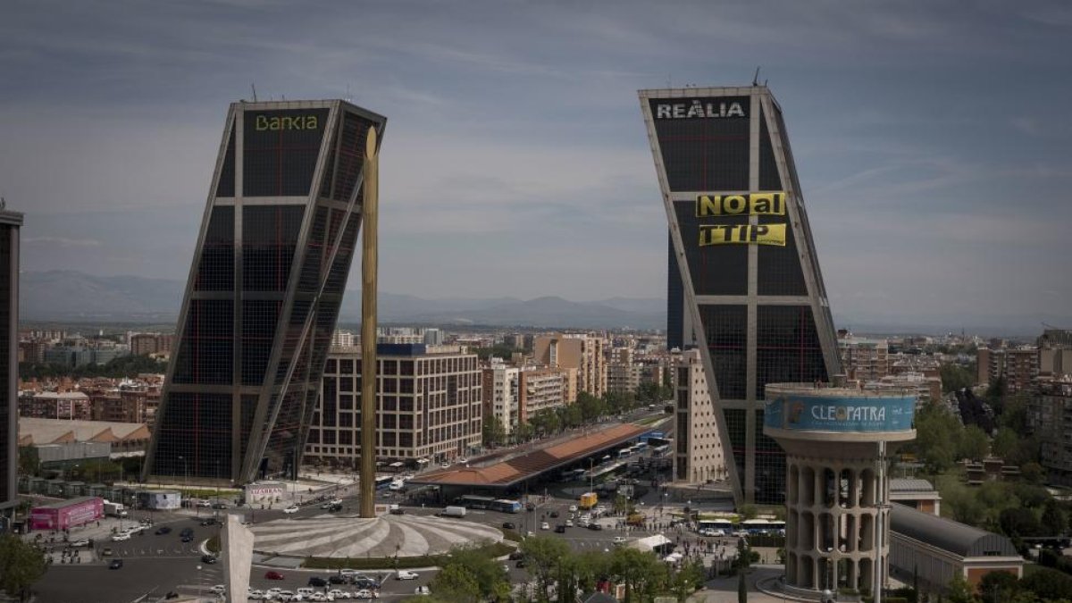 Una de las últimas acciones de protesta de Greenpeace en Madrid contra el Tratado de LIbre Comercio entre la UE y Estados Unidos.-E. M.