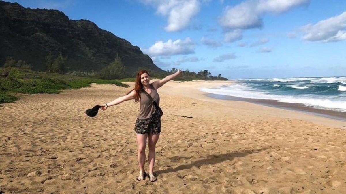 Una turista, en una playa de la isla hawaiana de Oahu, escenario donde se rodó Perdidos.-EL PERIÓDICO