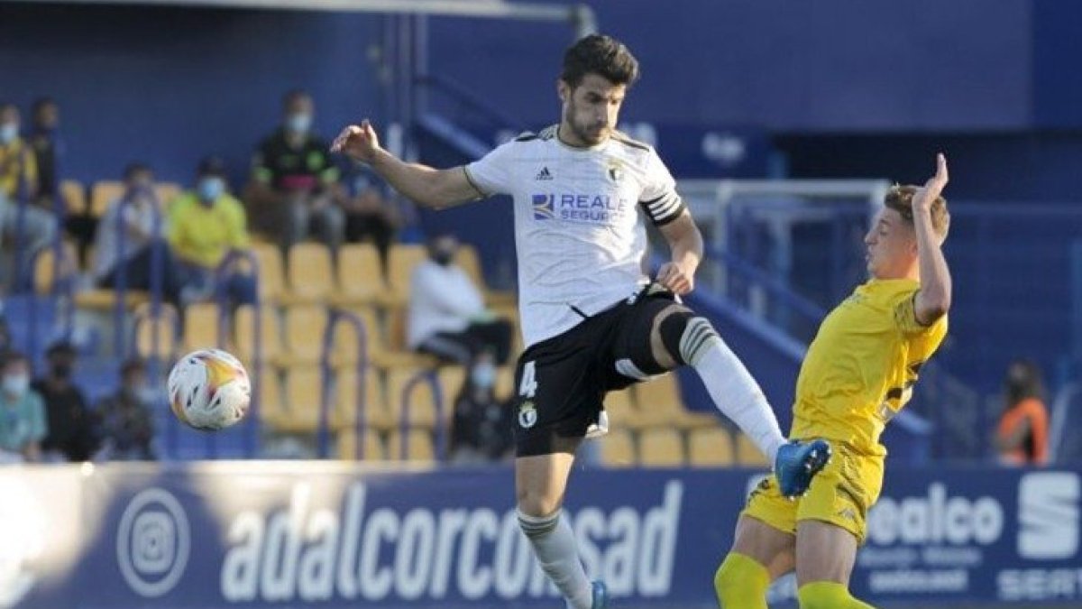 Zabaco despeja un balón. LALIGA