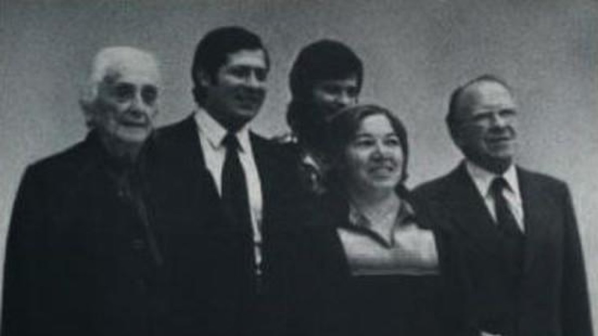 Felipe Alcaraz entre Dolores Ibárruri y Santiago Carrillo, entre otros, en el cartel del PCE para las elecciones andaluzas de 1982.-PCE
