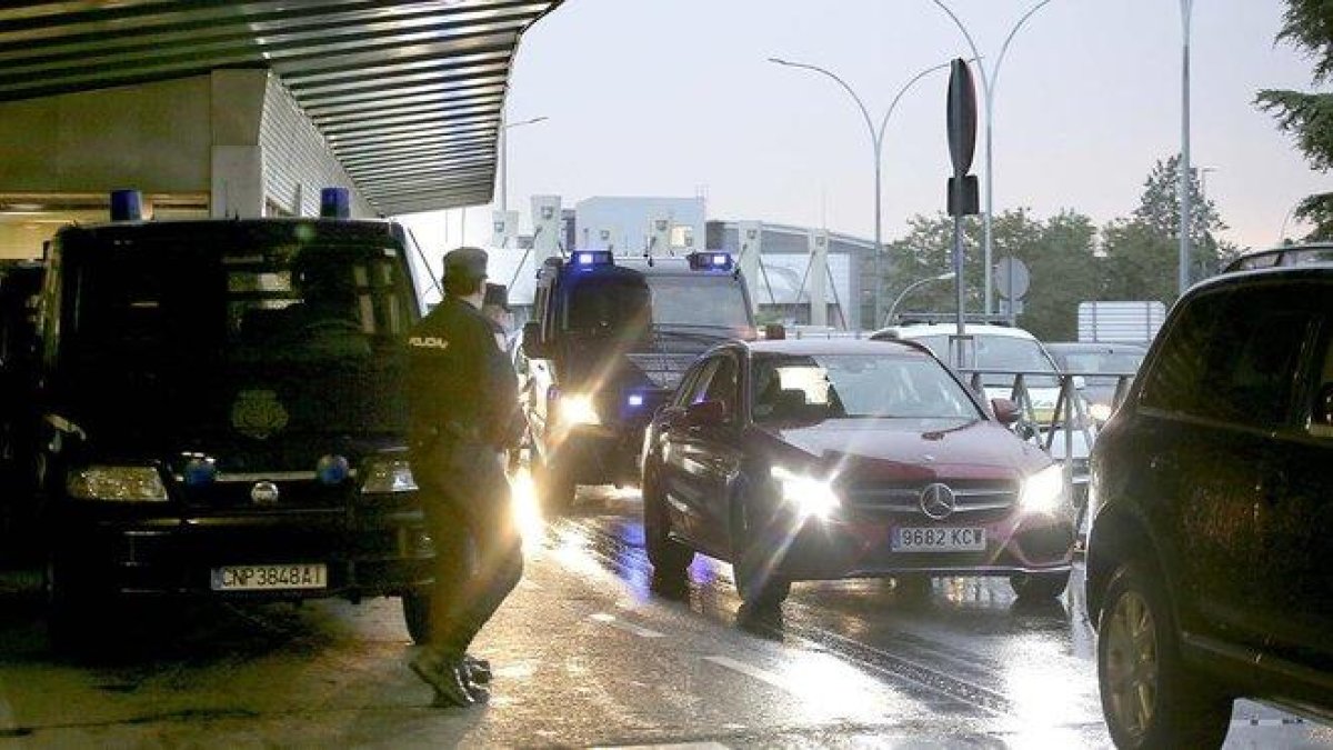 Normalidad en la terminal 1 del aeropuerto de Barajas, tras la llamada de Tsunami Democràtic a colapsar los accesos del aeródromo madrileño en respuesta a la sentencia del ’procés’, este lunes.-DAVID CASTRO
