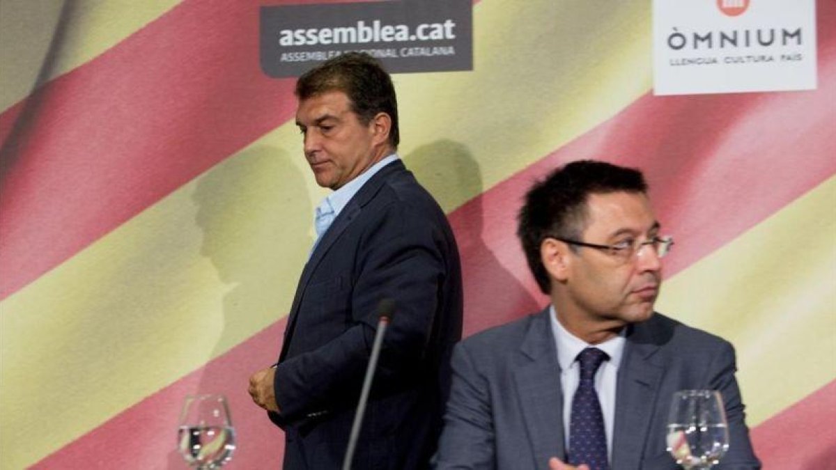 Joan Laporta pasa por detrás de Josep Maria Bartomeu en un acto por las selecciones catalanas, en julio del 2015.-FERRAN NADEU