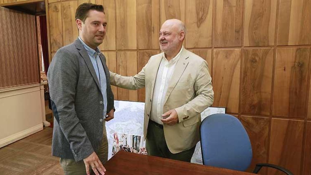Daniel de la Rosa y Juanjo García mantuvieron ayer una reunión en Alcaldía.-RAÚL G. OCHOA