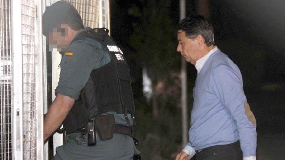 El ex vicepresidente era trasladado de madrugada a los calabozos de la Comandancia de la Guardia Civil.-EFE