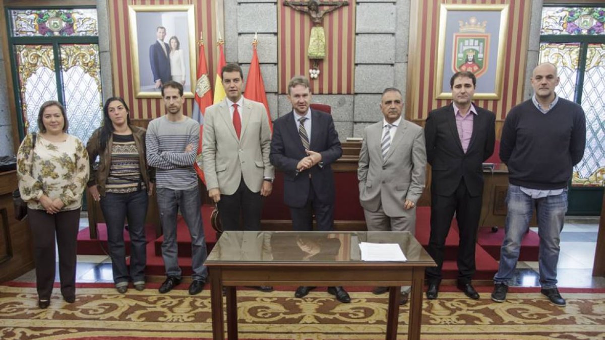 Ángel Ibáñez y Javier Lacalle posan con los representantes de clubes y federaciones deportivas.-SANTI OTERO