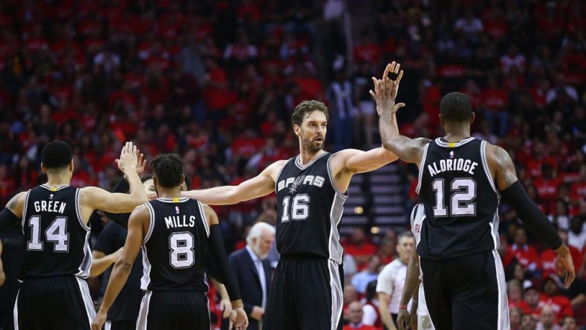 Pasu Gasol celebra el gran partido con sus compañeros.-AFP