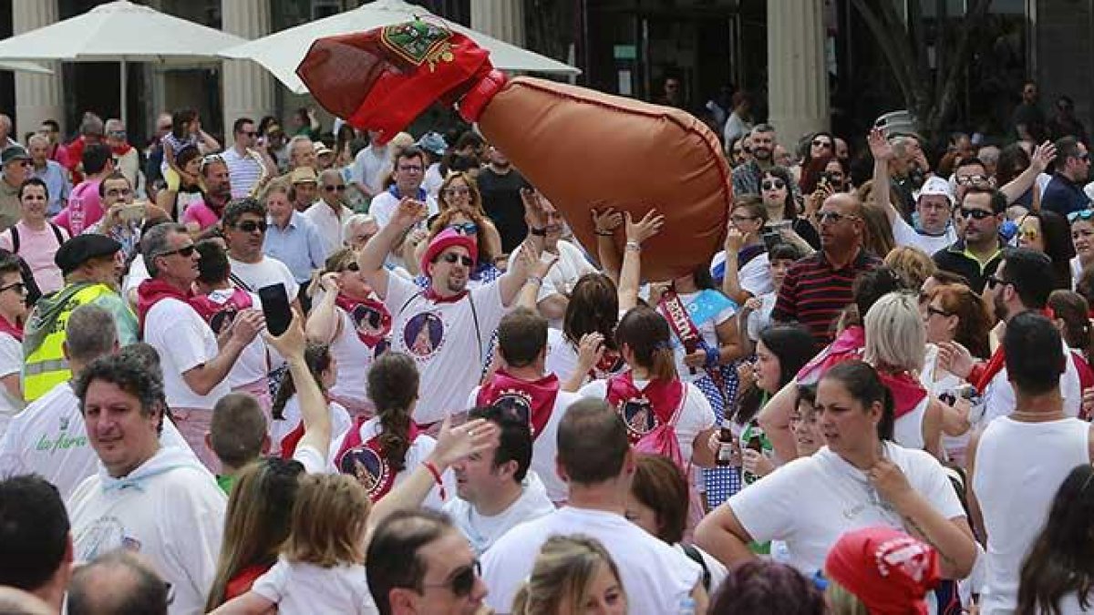 Miembros de la peña Los Sanjuanes suben por los aires la bota en la plaza mayor, adonde llegó la comitiva peñista después de recorrer el centro de la capital burgalesa.-RAÚL OCHOA