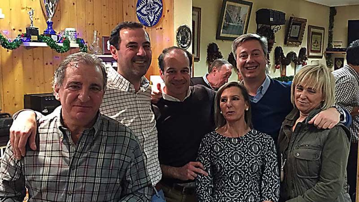 Bañuelos con el presidente de la Peña y varios de los socios.-ECB