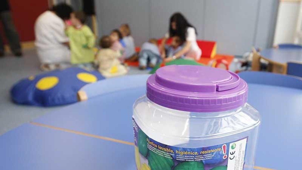 Dos educadoras realizan juegos con un grupo de niños.-RAÚL G. OCHOA