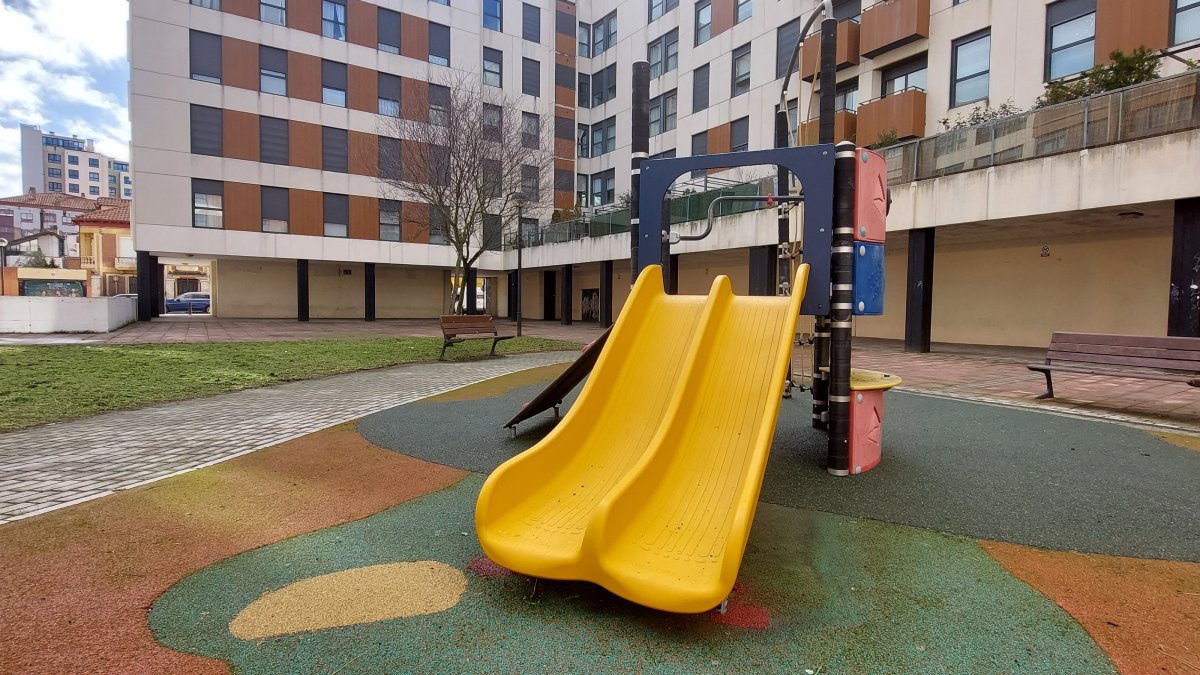 El tobogán del parque infantil renovado, así como la superficie de caucho. ECB