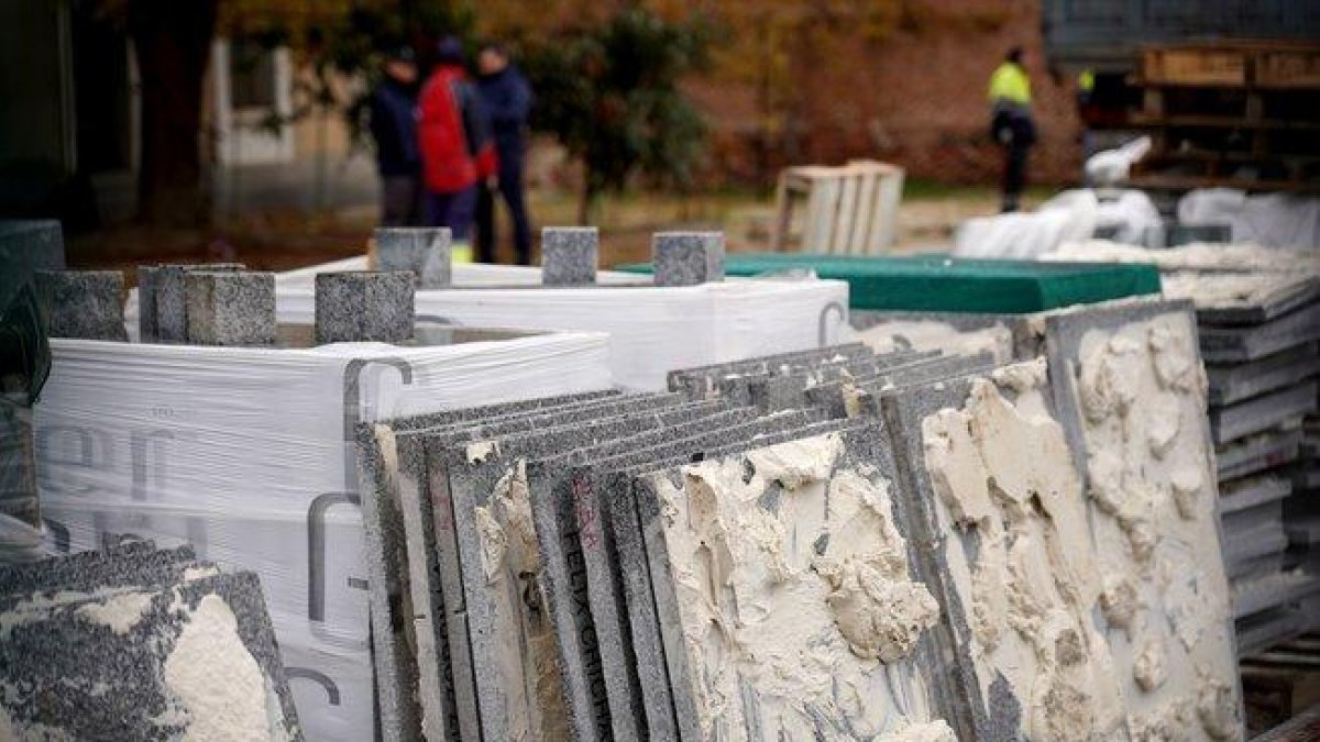 Retirada de las placas con los nombres de las víctimas del franquismo.-JOSÉ LUIS ROCA