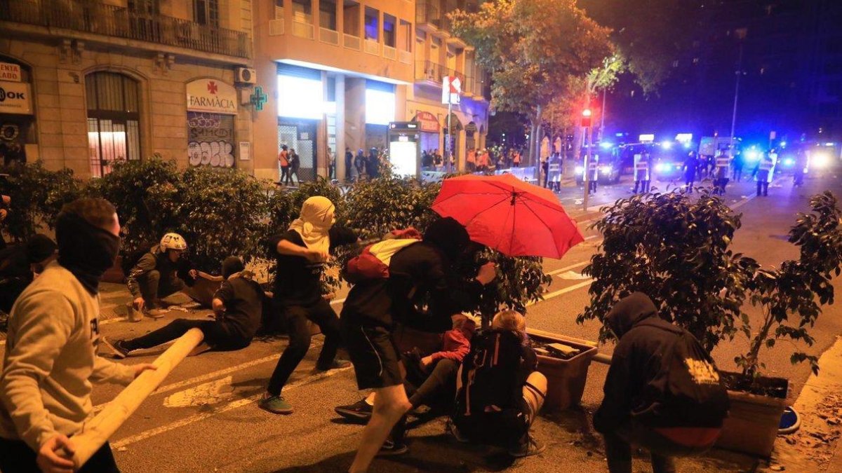 Barricadas en la calle Tetuán, este miércoles.-FERRAN NADEU