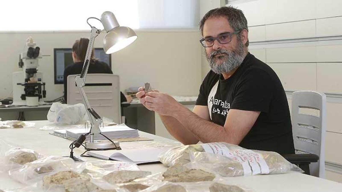 Joseba Ríos en uno de los laboratorios del Cenieh.-RAÚL G. OCHOA