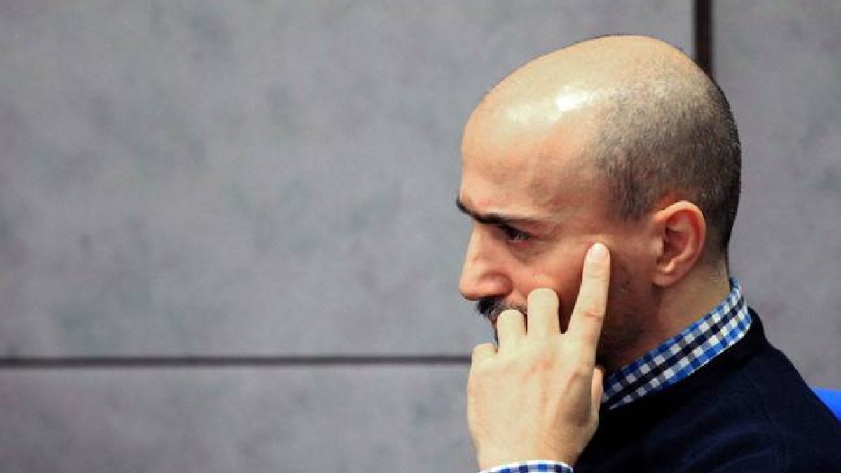 Juan Carlos Aguilar, conocido como el falso monje shaolín, durante la quinta jornada del juicio que se sigue contra él por el asesinato de dos mujeres, este jueves.-EFE