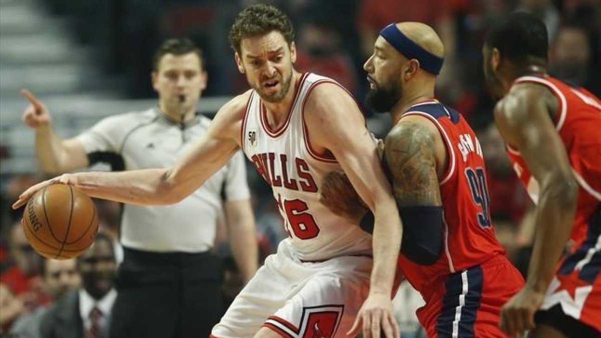 Pau Gasol, en plena acción.-EFE / KAMIL KRZACZYNSKI