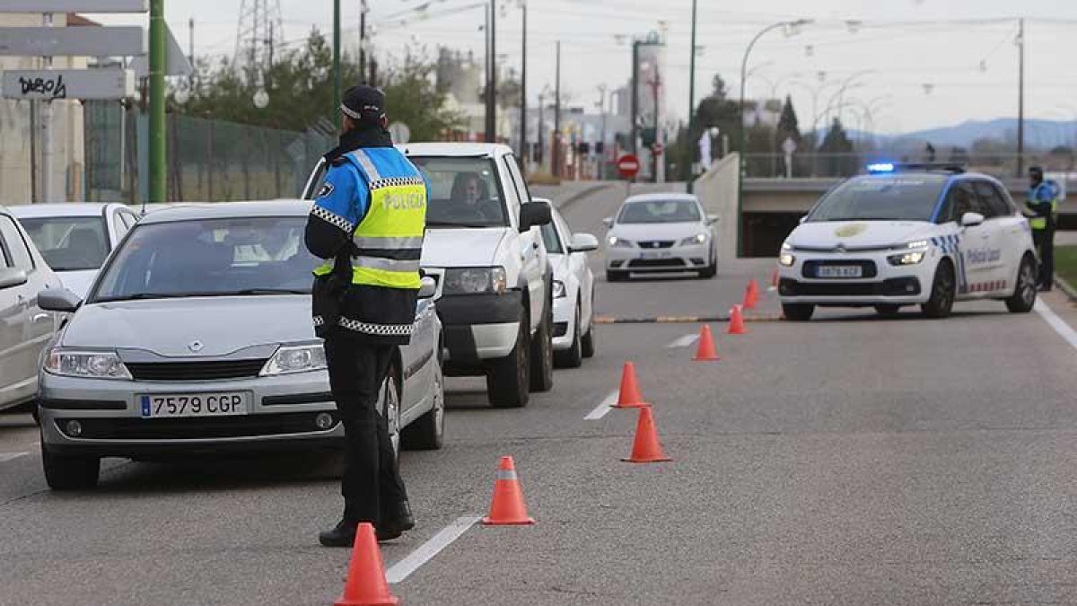 Agentes de la Policía Local en un dispositivo de seguridad en la capital.-RAÚL G. OCHOA