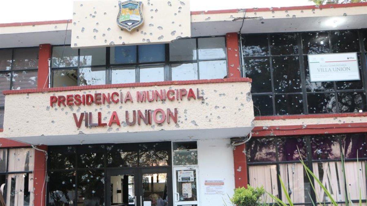 Fachada de la Presidencia Municipal de Villa Unión, en el estado de Coahuila, impactada con orificios de armas de grueso calibre.-EFE