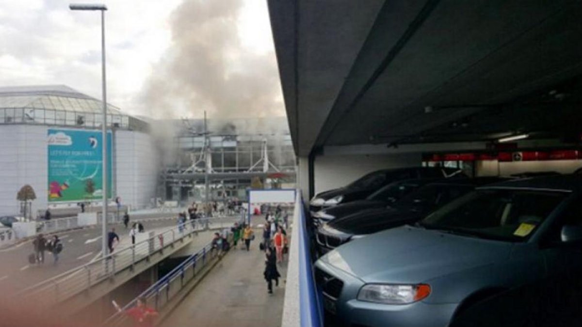 Gente huye tras las explosiones registradas en el aeropuerto de Bruselas.-TWITTER