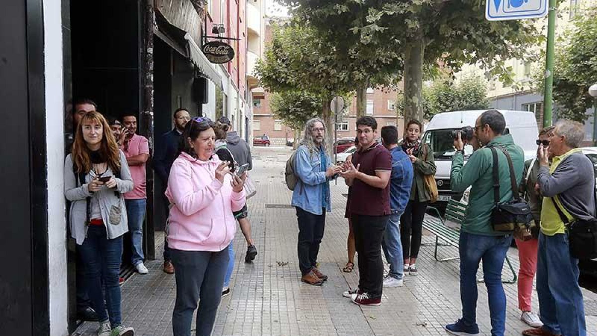 Un grupo de personas esperaban la resolución del caso de desahucio en la calle Briviesca.-RAÚL G. OCHOA