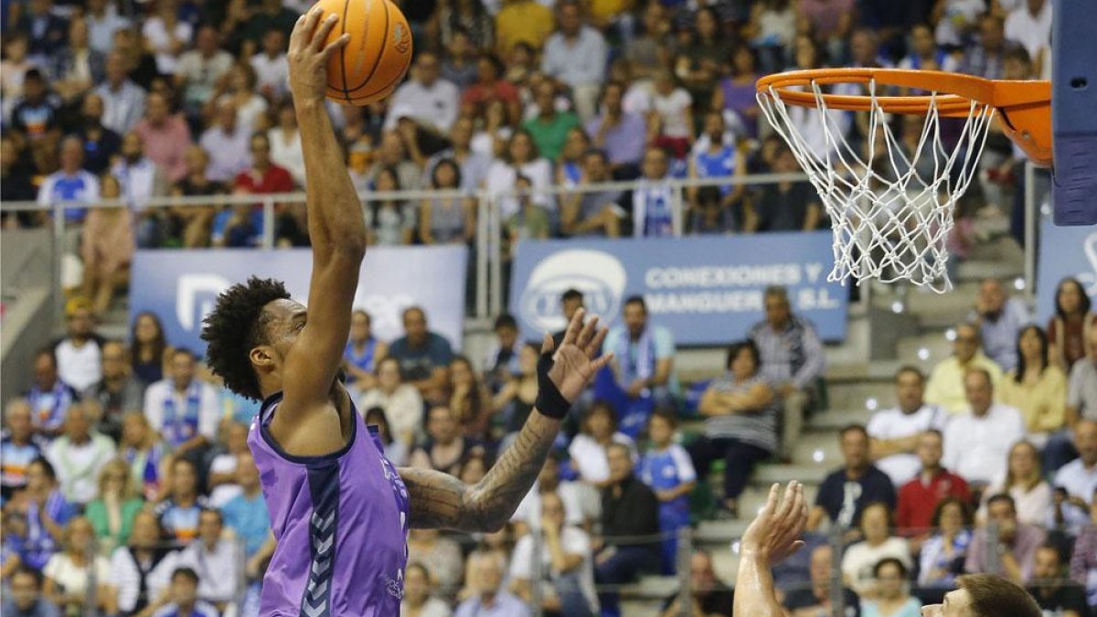Tokoto vuela directo al aro del Kiev, ayer.-SANTI OTERO