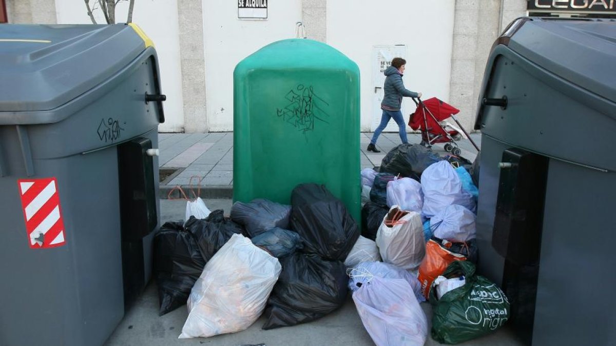 Basura acumulada en varios contenedores de Ponferradina debido a la huelga de basuras-ICAL