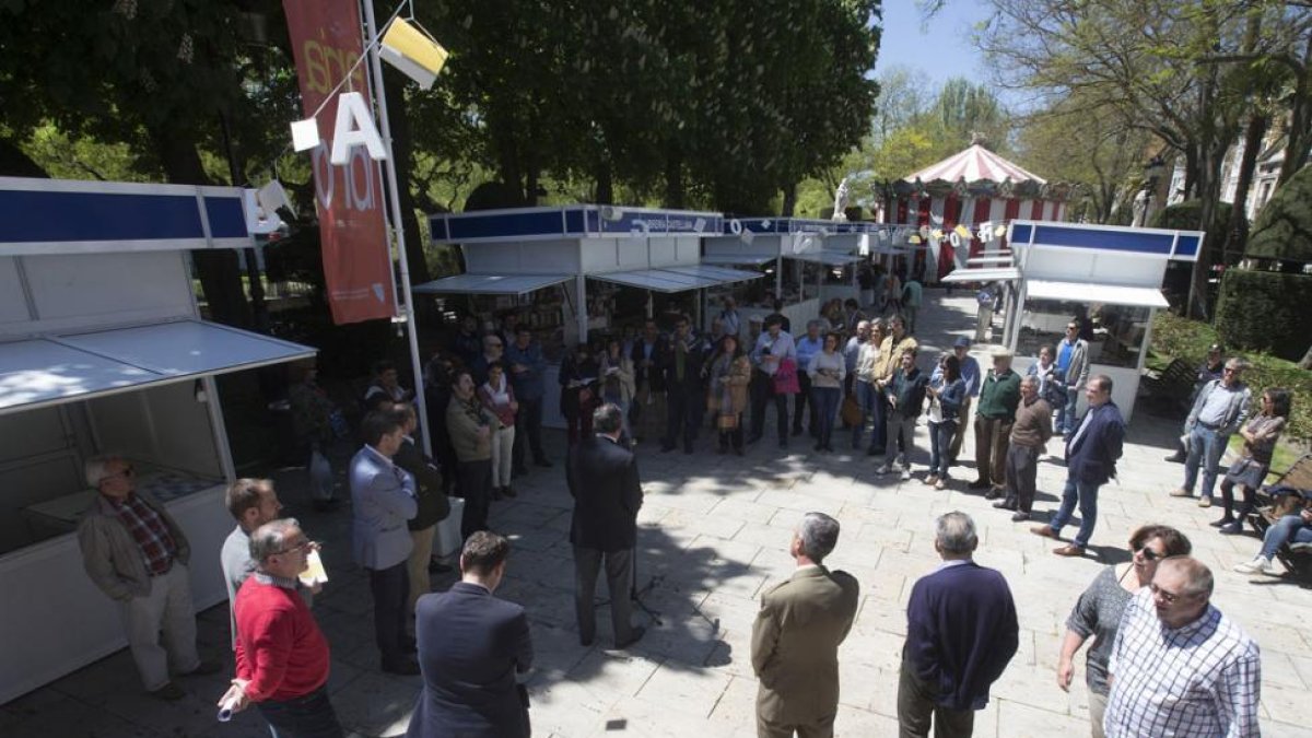 Autoridades y libreros se turnaron en el micrófono para compartir con el público sus lecturas.-Raúl Ochoa