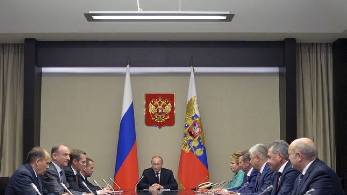 El presidente ruso, Vladimir Putin, en una reunión con miembros del Consejo de Seguridad del estado de Novo-Ogaryovo, este martes.-RIA NOVOSTI / REUTERS