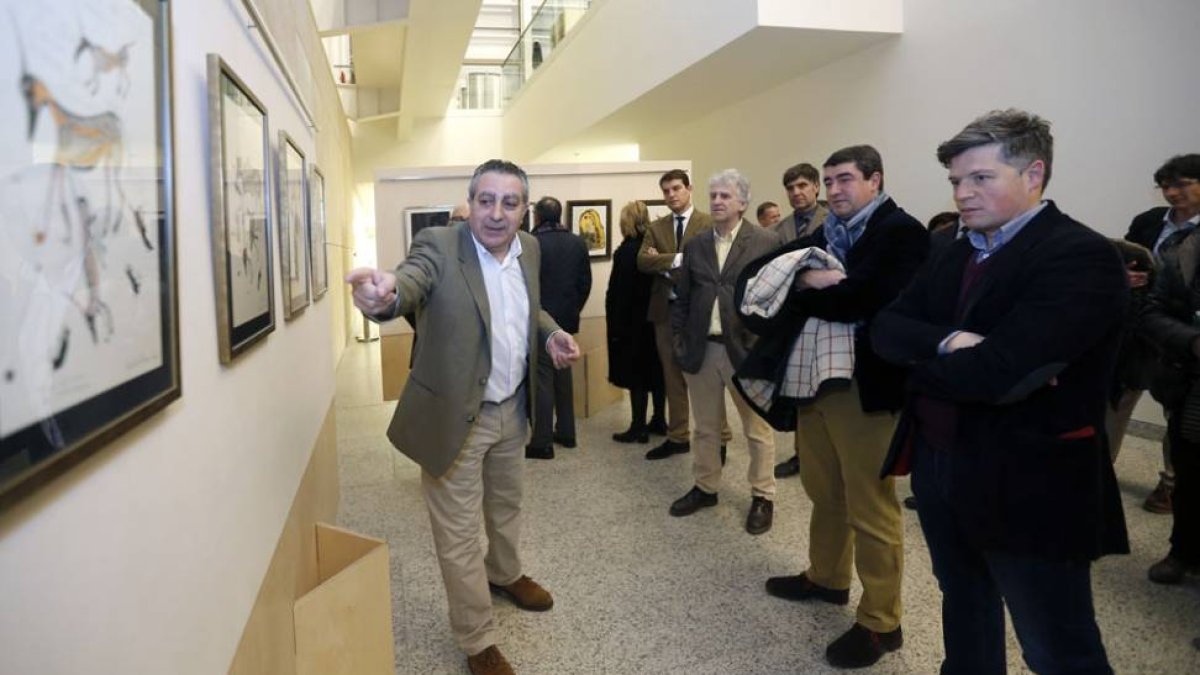 Adolfo Alonso Ares desvela los entresijos de una pintura a Alejandro Sarmiento, Pablo R. Lago, Fernando Gómez, Juan Luis Arsuaga y Ángel Ibáñez, entre otros.-Raúl Ochoa