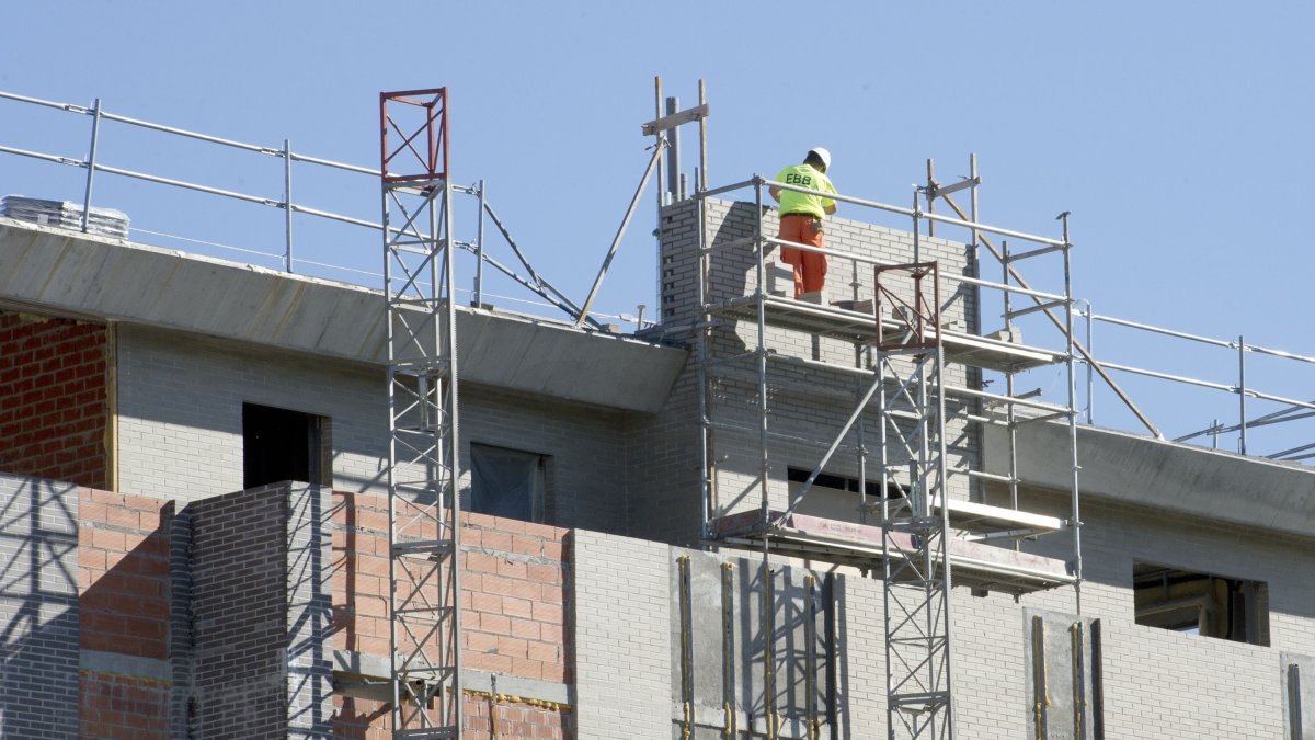 Un obrero trabaja en la construcción de una vivienda nueva. ISRAEL L. MURILLO
