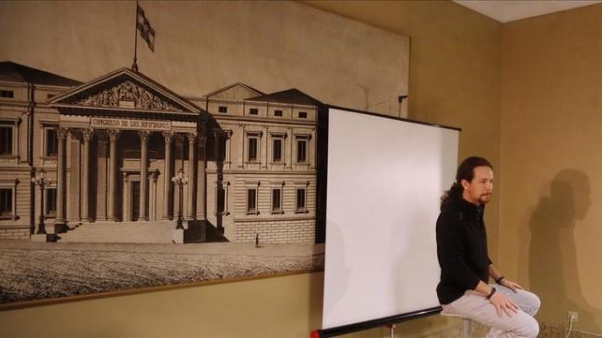 Pablo Iglesias en el Congreso, donde ha acudido a recoger su acta de diputado. En la imagen, el líder de Podemos aparece en el set de fotografía.-AGUSTÍN CATALÁN