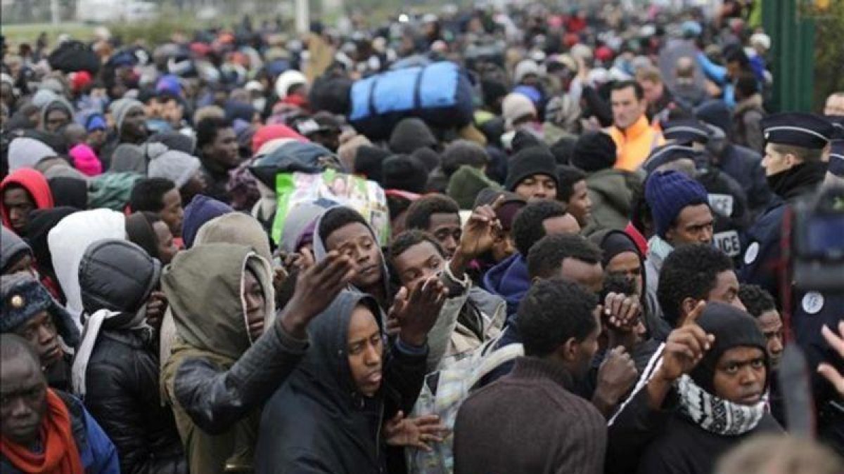Los inmigrantes hacen cola para registrarse en Calais.-AP / EMILIO MORENATTI