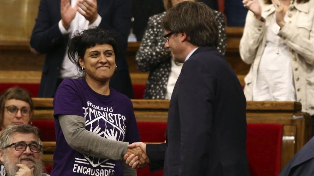La diputada de la CUP, Anna Gabriel, y el president de la Generalitat, Carles Puigdemont.-EFE / TONI ALBIR