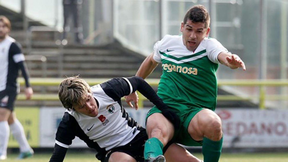 Garrido disputa el balón junto a Prosi en el encuentro que jugó el Racing de Ferrol enEl Plantío la pasada campaña.-SANTI OTERO