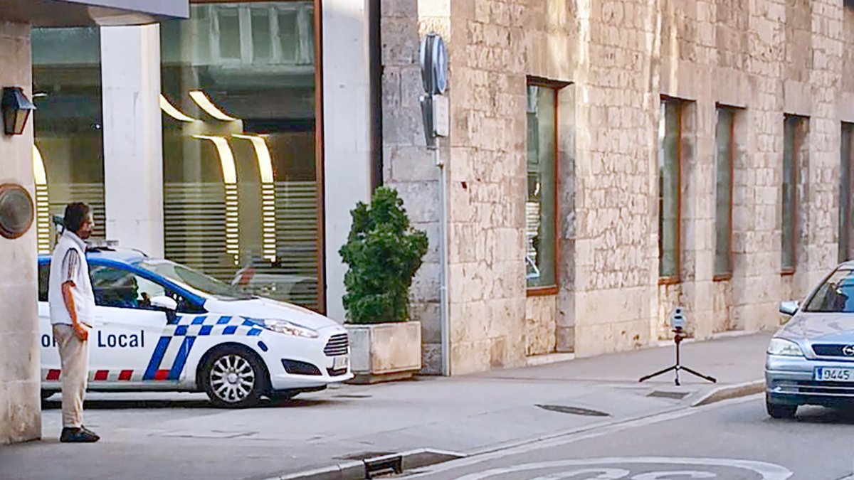 Una patrulla de la Policía Local, en un control de velocidad en la calle Santander. ECB
